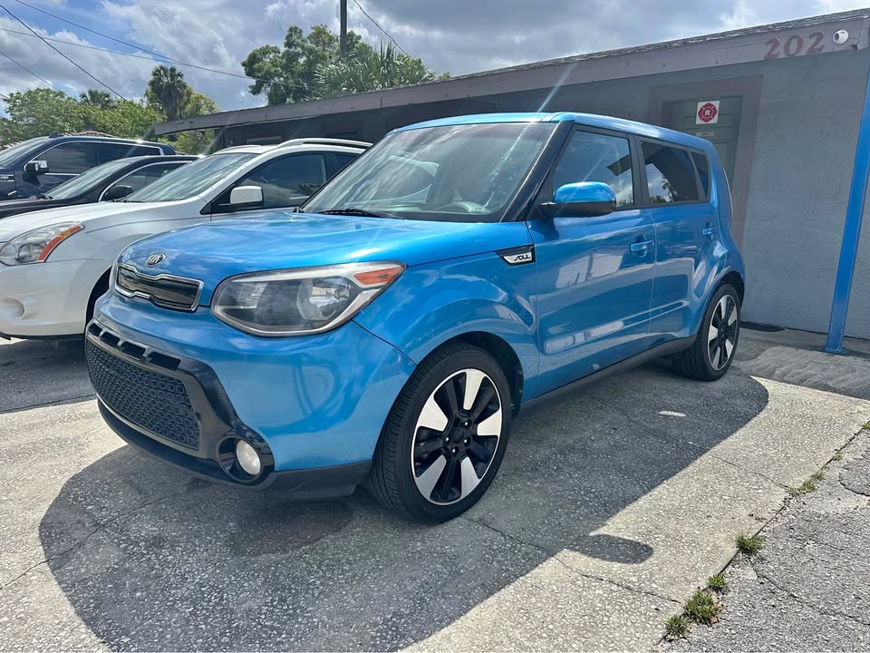 2016 Kia soul + Wagon 4D
